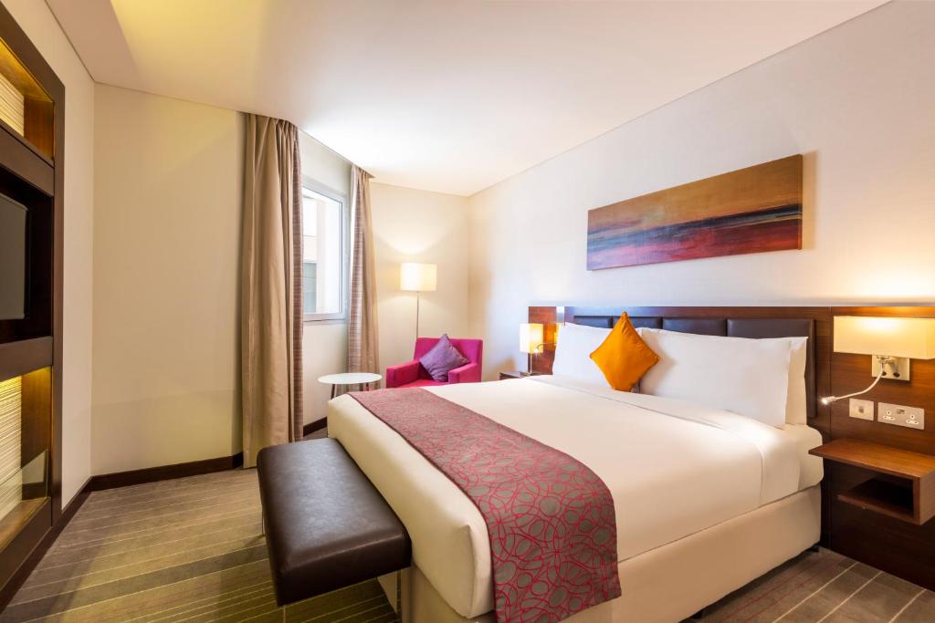 Сьюит (Люкс с кроватью размера «king-size») отеля Holiday Inn AlSeeb Muscat, Маскат