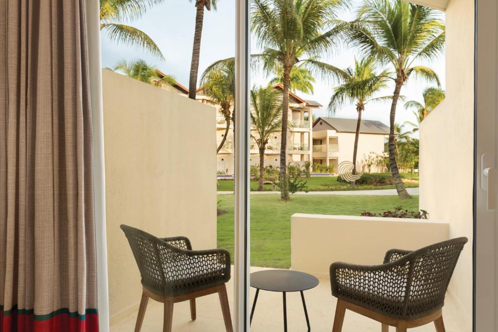 Сьюит (Номер Делюкс с частичным видом на океан и кроватью размера «king-size») курортного отеля Hilton La Romana All- Inclusive Adult Resort & Spa Punta Cana, Байяибе