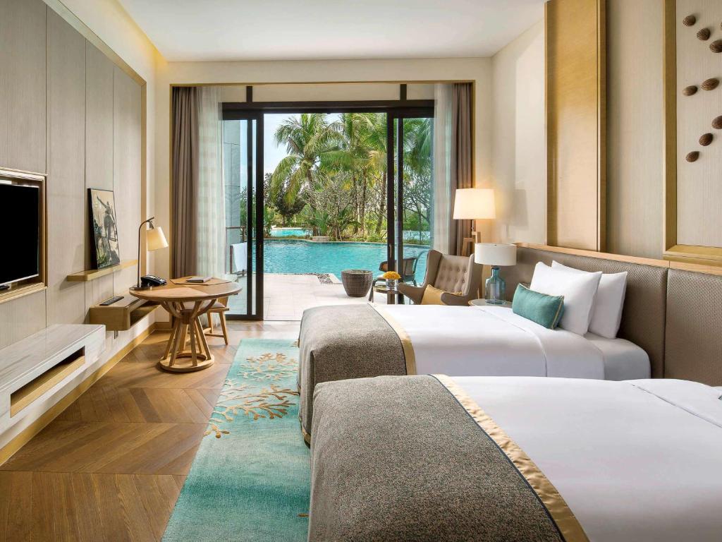 Двухместный (Роскошный двухместный номер с 2 отдельными кроватями и выходом к бассейну в форме лагуны) отеля Sofitel Sanya Leeman Resort, Санья