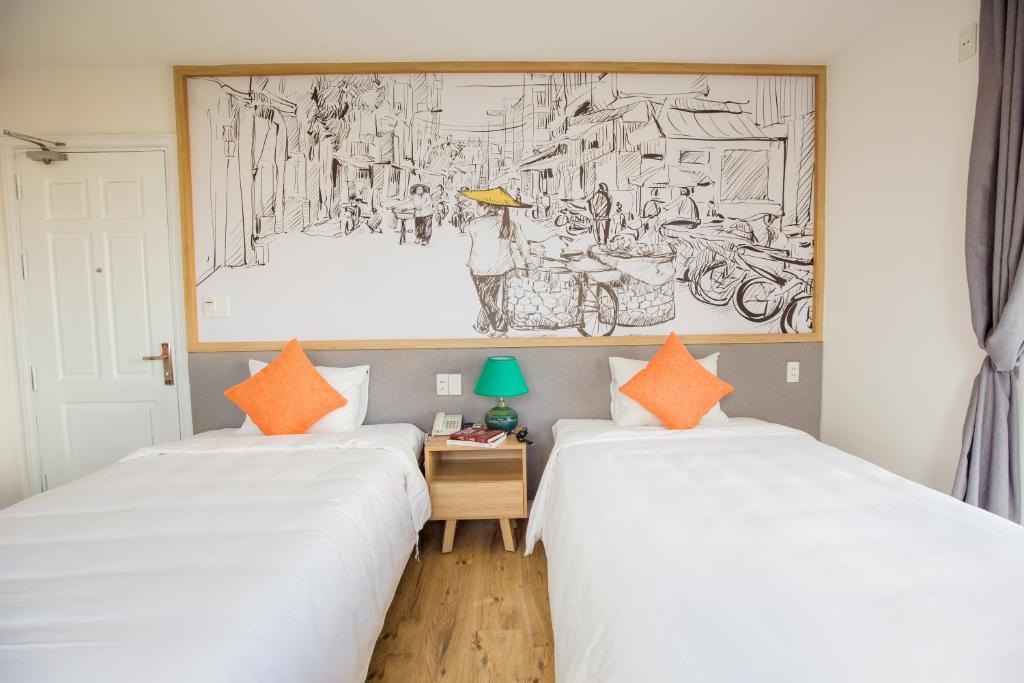 Двухместный (Двухместный номер Делюкс с 2 отдельными кроватями и балконом) отеля Hoang Quan Hotel, Дананг