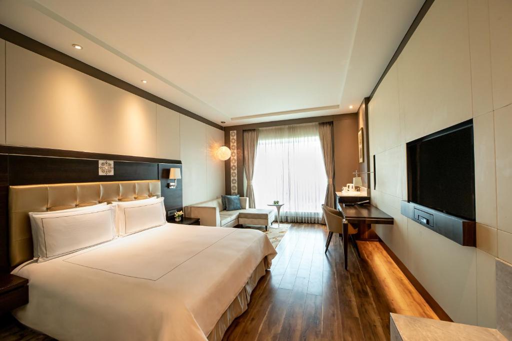 Двухместный (Deluxe Room King Bed (3 Hrs early check in/late check out upon availability and 10% Disc. on Food and Soft beverages, valid for stays till 31st Oct'20)), Radisson Blu Agra Taj East Gate