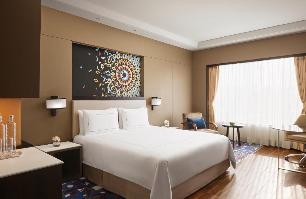 Двухместный (Superior Room king bed (3 Hrs early check in/late check out upon availability and 10% Disc. on Food and Soft beverages, valid for stays till 31st Oct'20)) отеля Radisson Blu Agra Taj East Gate, Агра