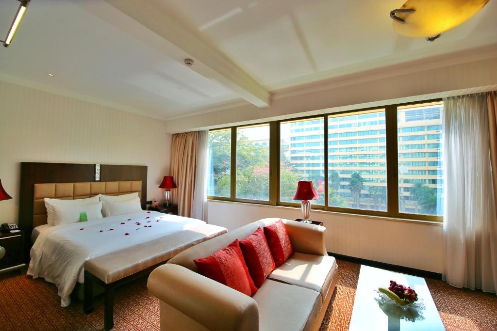 Двухместный (Для некурящих - Номер «Премьер» с кроватью размера «king-size» и видом на сад) отеля Dong Fang Hotel Guangzhou, Гуанчжоу