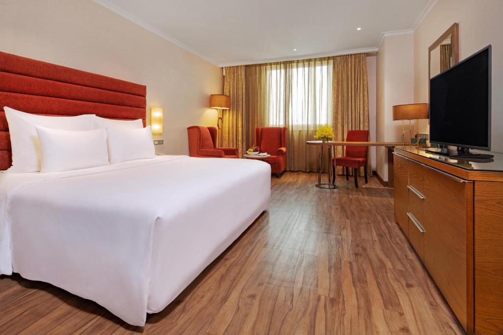 Двухместный (Клубный двухместный номер с 1 кроватью или 2 отдельными кроватями) отеля Windsor Plaza Hotel, Хошимин