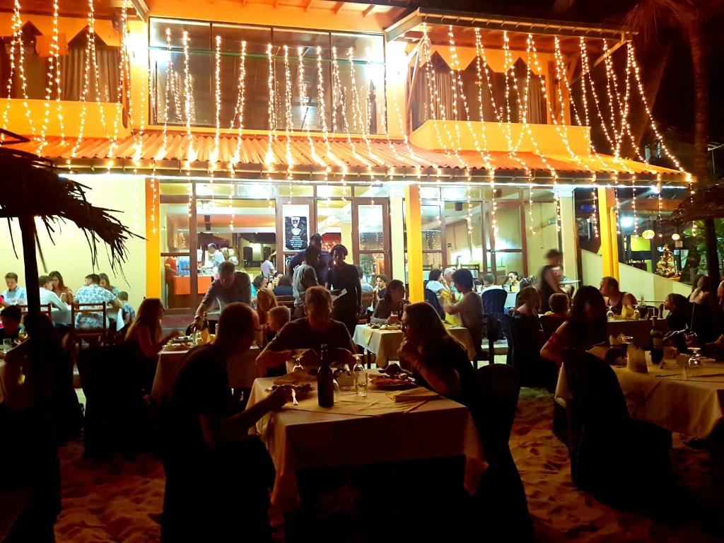 Отель Drifters Hotel & Beach Restaurant, Хиккадува