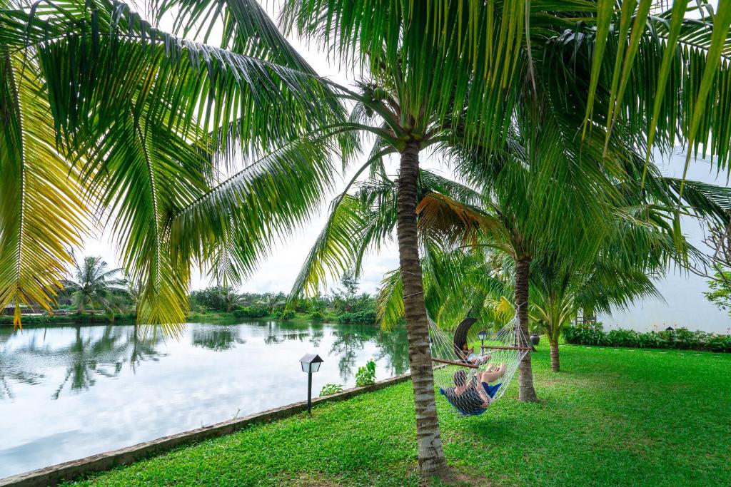 Двухместный (Двухместный номер Делюкс с 1 кроватью или 2 отдельными кроватями и видом на реку) виллы Water Coconut Boutique Villas, Хойан