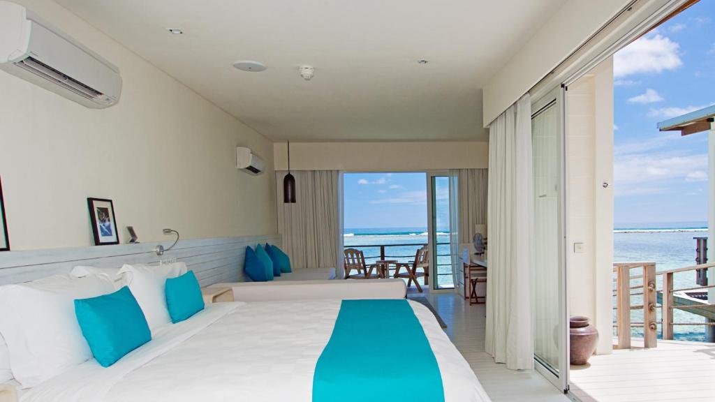 Вилла (Вилла над водой с кроватью размера «king-size» и видом на остров - Бесплатный курортный кредит в размере 100 долларов США при проживании от 7 ноче�) курортного отеля Holiday Inn Resort Kandooma Maldives, Гурайдо