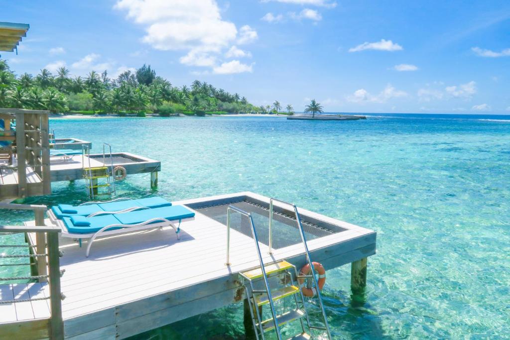 Четырехместный (Вилла над водой с кроватью размера «king-size» и видом на лагуну - Бесплатный курортный кредит в размере 100 долларов США при проживании от 7 ноче�) курортного отеля Holiday Inn Resort Kandooma Maldives, Гурайдо