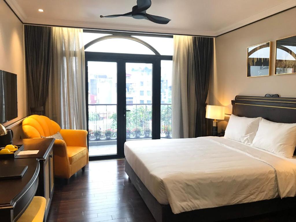 Двухместный (Двухместный номер Делюкс с 1 кроватью или 2 отдельными кроватями, вид на город) отеля Hotel du Monde Art, Ханой