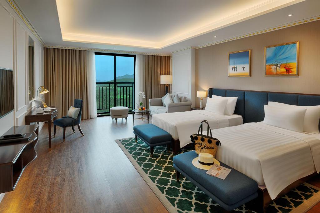 Двухместный (Двухместный номер Делюкс с 2 отдельными кроватями и видом на залив) отеля FLC Halong Bay Golf Club & Luxury Resort, Халонг