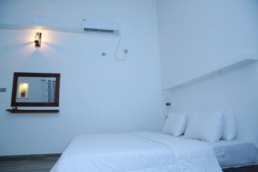 Двухместный (Двухместный номер Делюкс с 1 кроватью и балконом) отеля Midigama Holiday Inn, Мидигама Запад