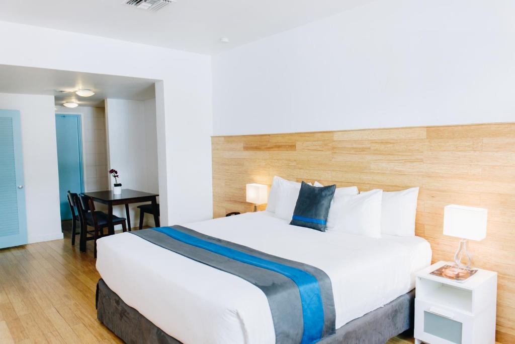 Сьюит (Полулюкс с 1 кроватью размера «king-size») отеля Aqua Hotel & Suites, Майами-Бич