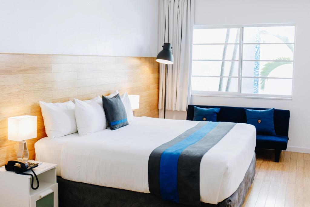 Сьюит (Полулюкс с кроватью размера “queen-size”) отеля Aqua Hotel & Suites, Майами-Бич