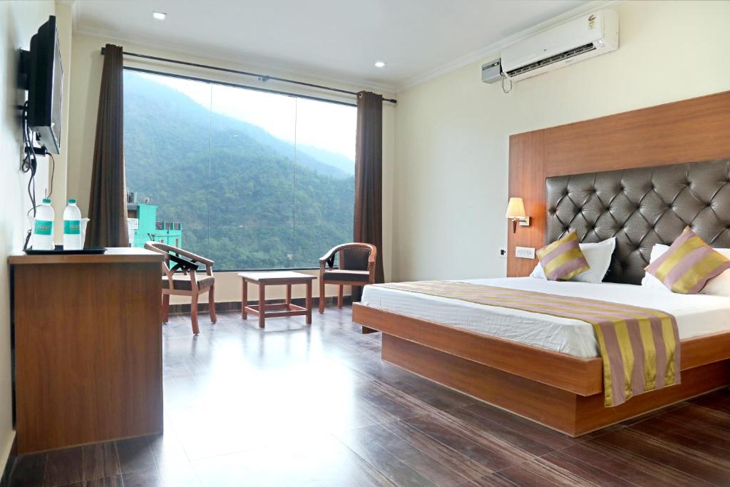 Двухместный (Улучшенный двухместный номер с 1 кроватью) отеля Hotel Peepal Tree, Ришикеш