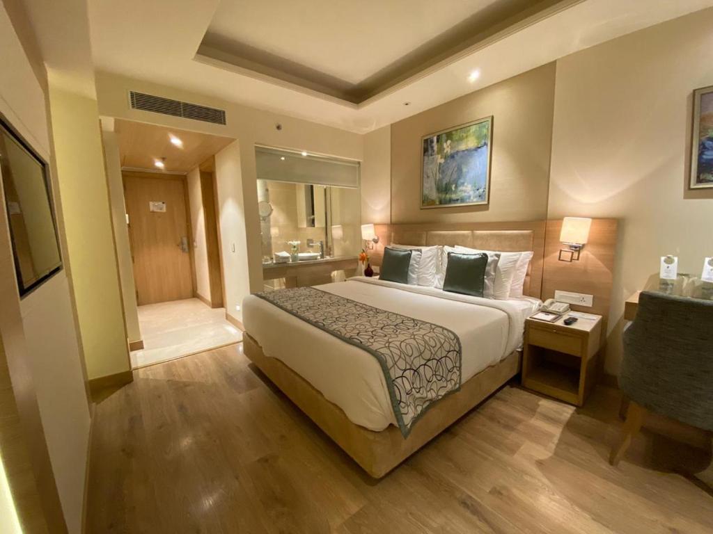 Двухместный (Улучшенный двухместный номер с 1 кроватью) отеля Golden Sarovar Portico, Амритсар