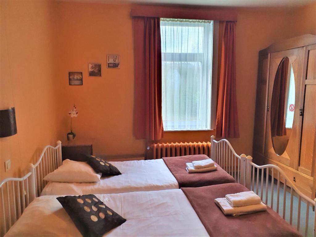 Двухместный (Стандартный двухместный номер с 2 отдельными кроватями и общей ванной комнатой) отеля Hotel Cobut, Динан