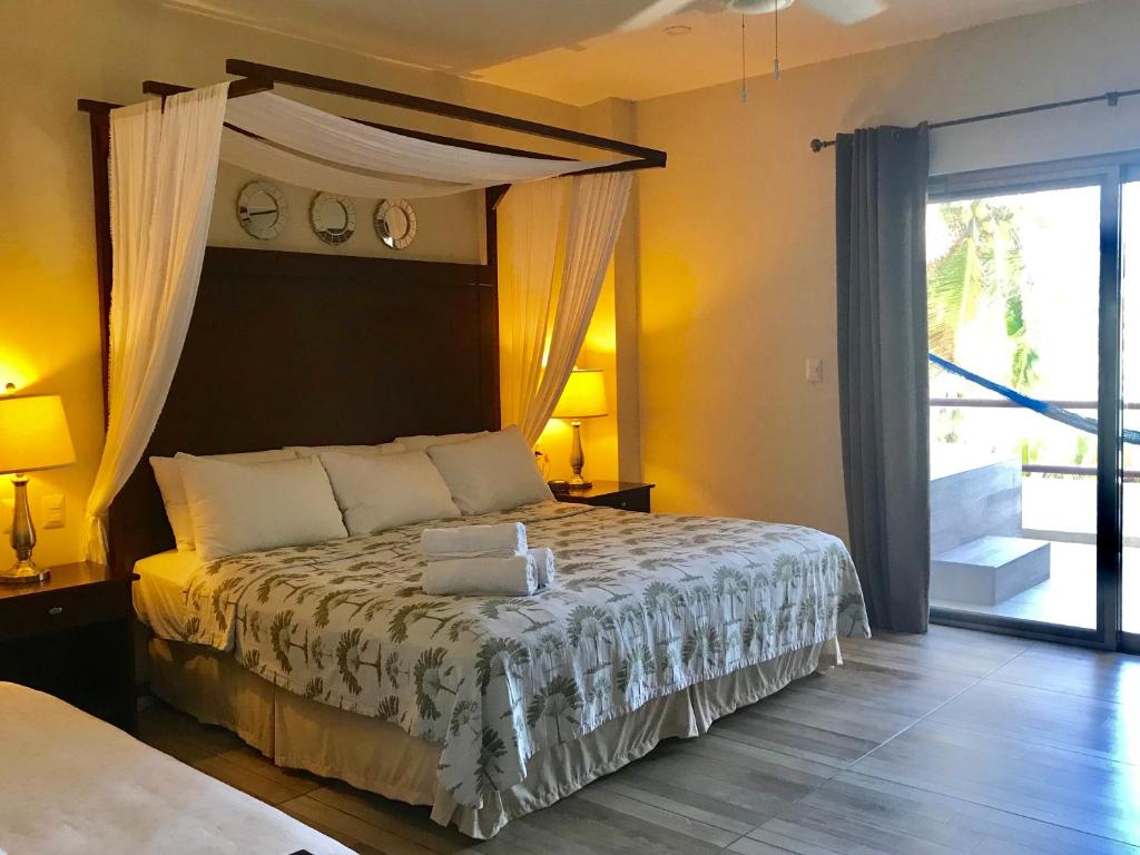 Сьюит (Люкс с кроватью размера «king-size», гидромассажной ванной и террасой с видом на океан) отеля Hotel Playa La Media Luna, Исла-Мухерес
