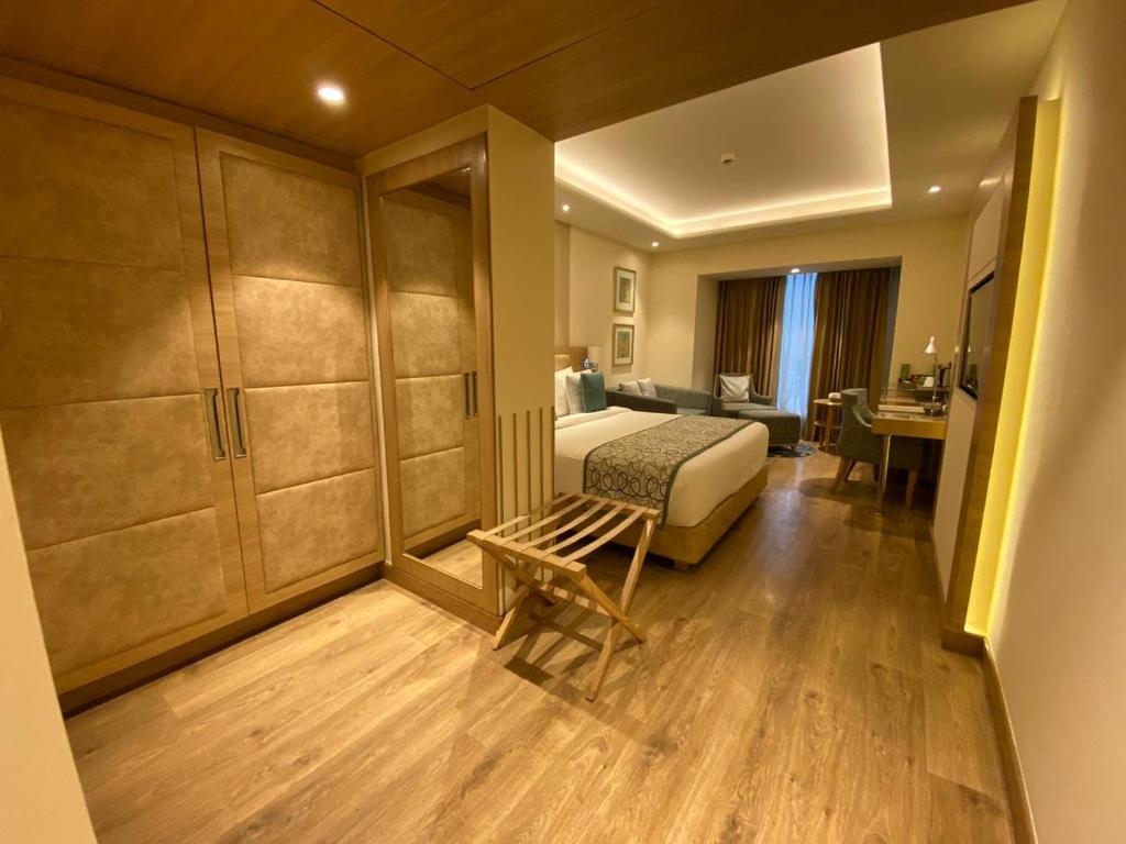Двухместный (Executive Double Room With One Way Railway Station Transfers) отеля Golden Sarovar Portico, Амритсар