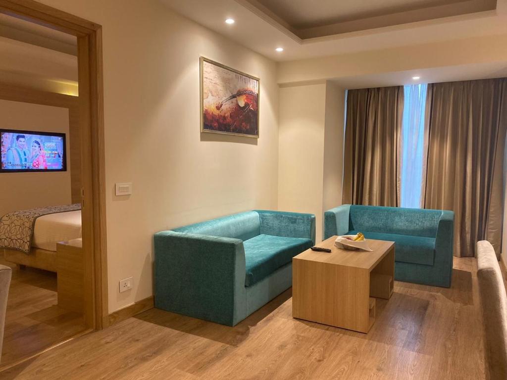 Сьюит (Deluxe Suite with Airport Transfer & one Mocktail), Golden Sarovar Portico