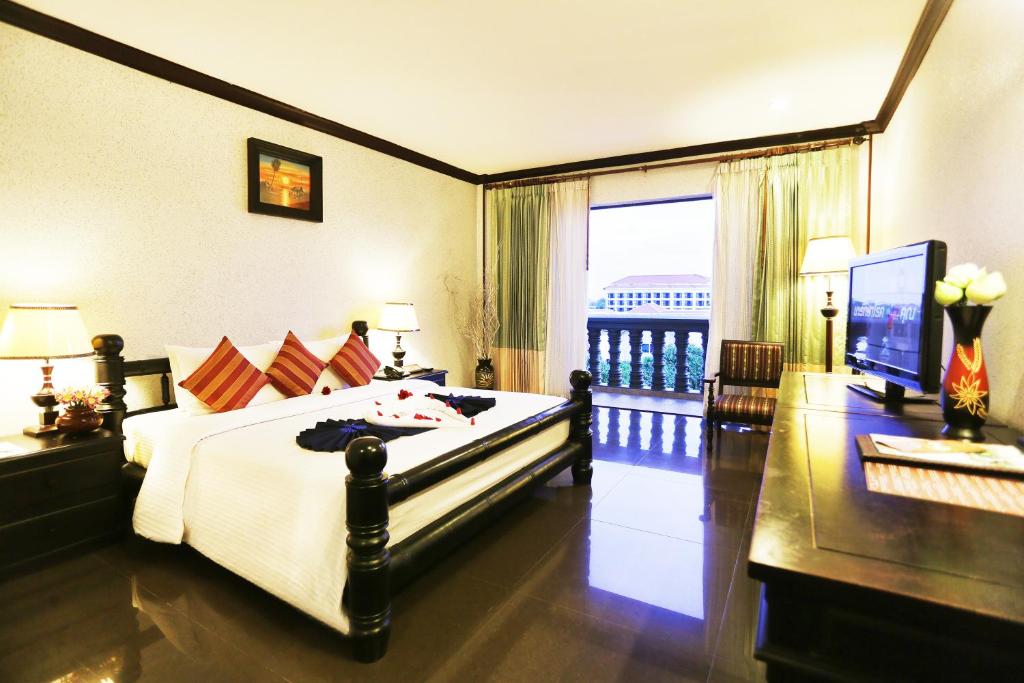 Двухместный (Deluxe Pool View with Balcony - Free Pick-up) отеля Lucky Angkor Hotel & Spa, Сием Рип