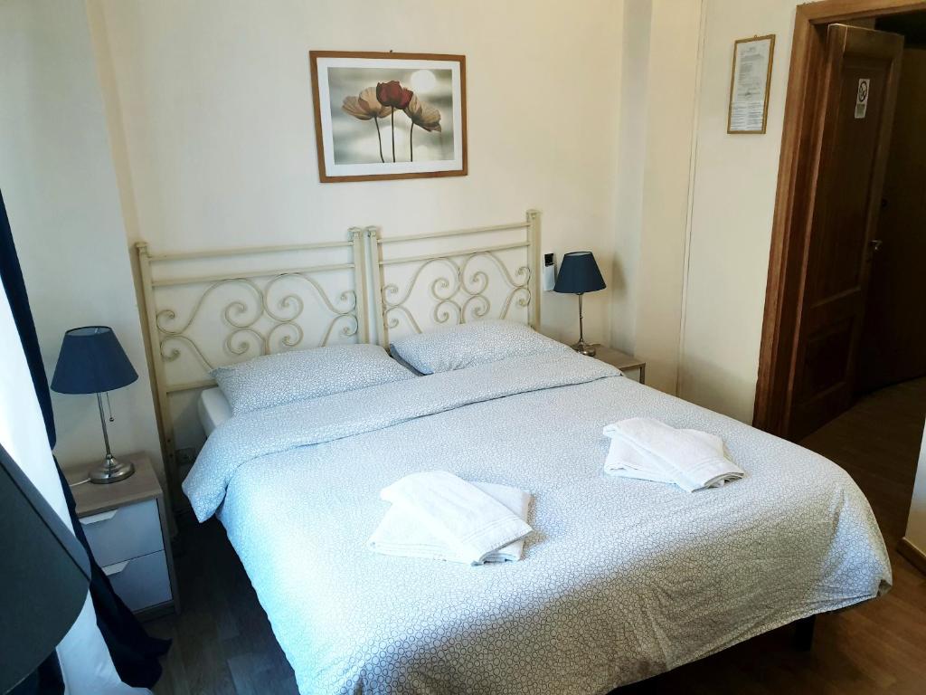 Двухместный (Двухместный номер с 1 кроватью или 2 отдельными кроватями и собственной внешней ванной комнатой) отеля Hotel Por Santa Maria, Флоренция