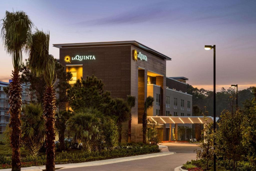 La Quinta Inn & Suites by Wyndham Orlando IDrive Theme Parks