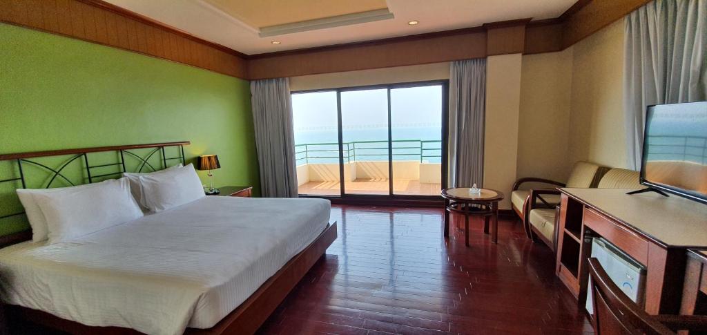 Сьюит (Люкс, вид на море) курортного отеля Garden Sea View Resort, Паттайя