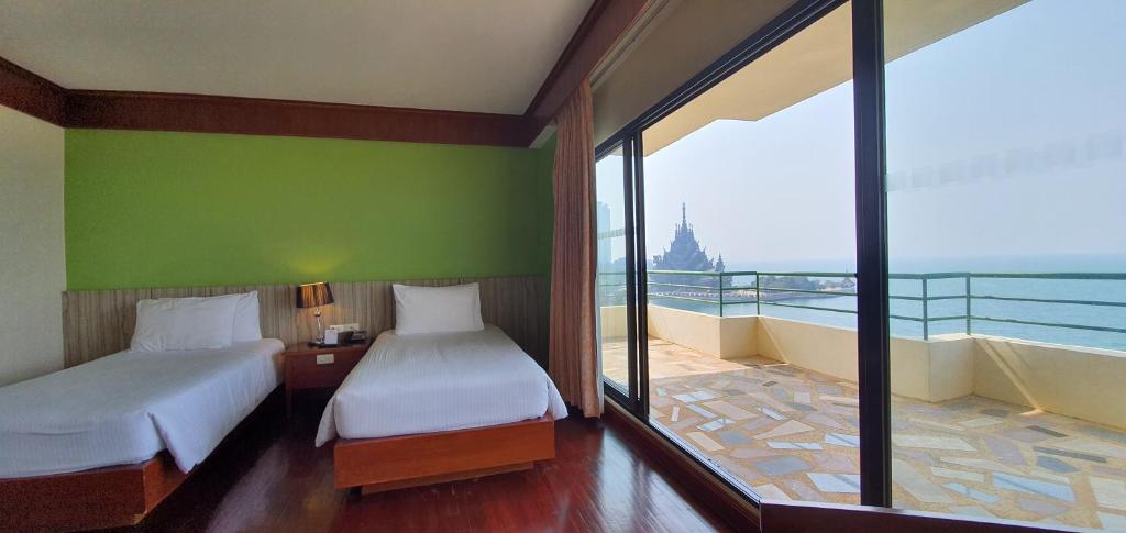 Сьюит (Люкс с кроватью размера «king-size» и видом на море) курортного отеля Garden Sea View Resort, Паттайя
