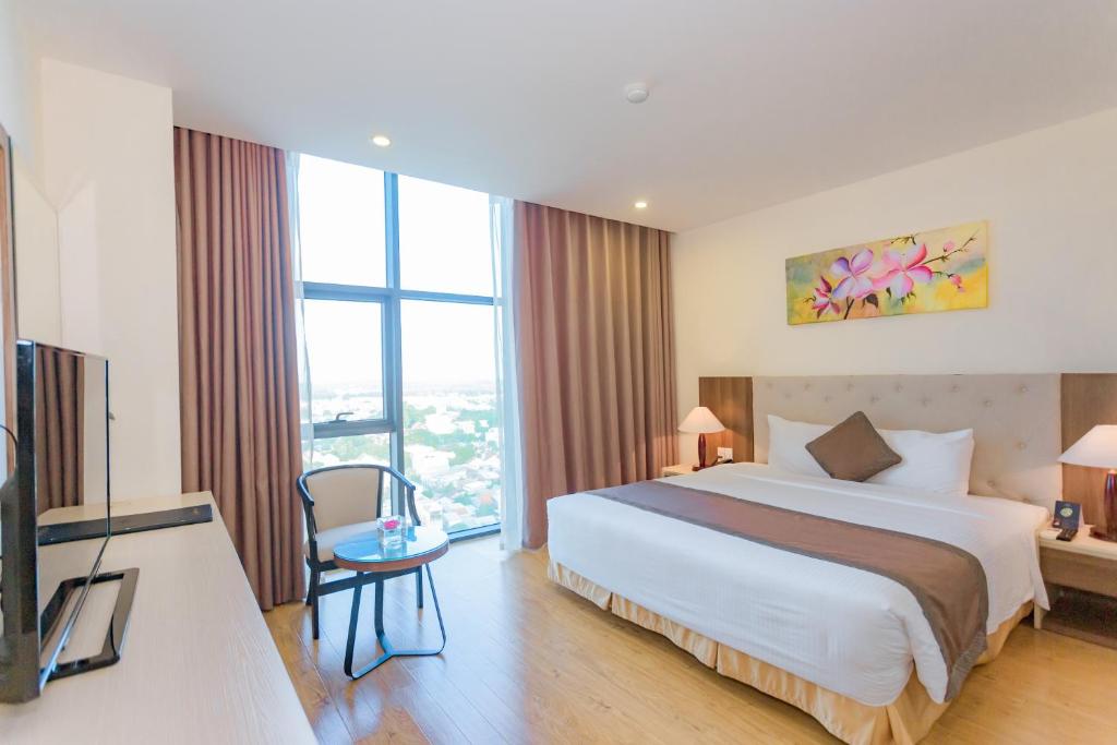 Двухместный (Номер Делюкс с кроватью размера «king-size») отеля Muong Thanh Grand Quang Nam, Тамки