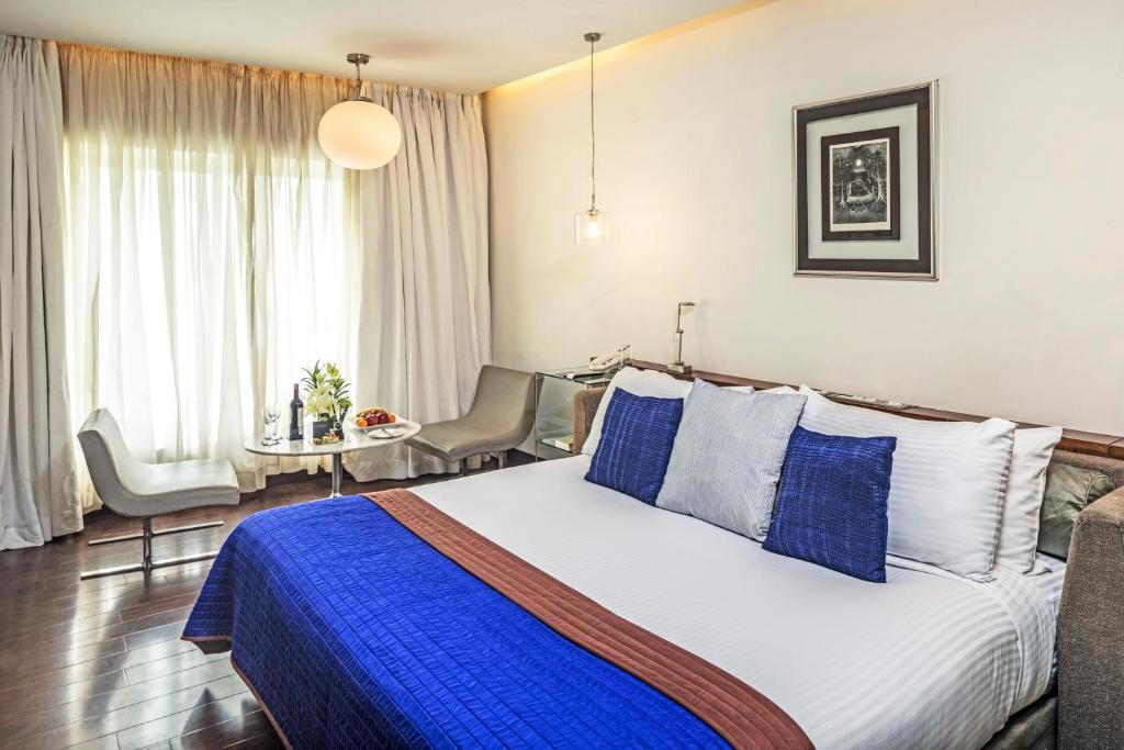 Двухместный (Роскошный двухместный номер с 1 кроватью и бесплатным ваучером номиналом 1 000 индийских рупий в сутки (может быть использован только во время пребывания)) отеля The Park New Delhi, Нью-Дели