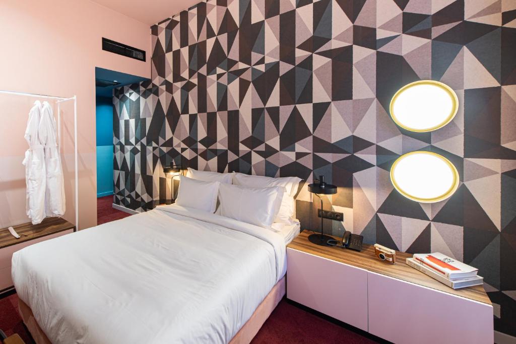 Двухместный (Улучшенный двухместный номер с 1 кроватью) отеля Stories Boutique Hotel, Будапешт