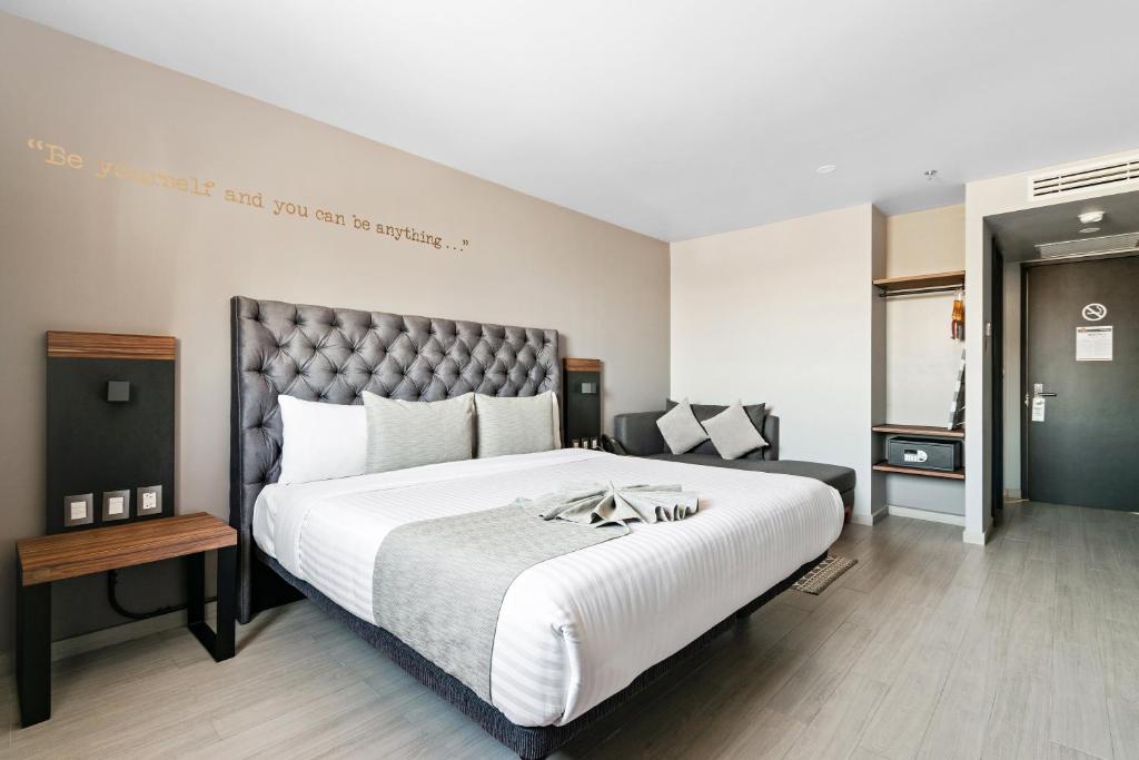 Двухместный (Улучшенный номер с кроватью размера «king-size») отеля Bedford, Керетаро