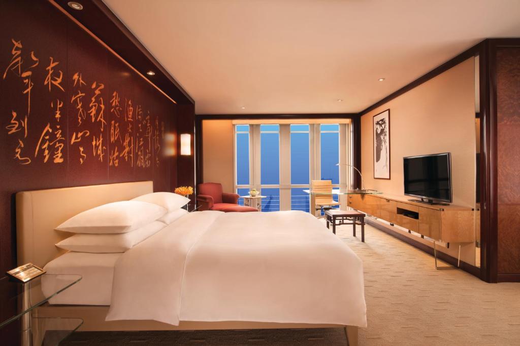 Двухместный (Клубный номер с кроватью размера «queen-size» и видом на реку) отеля Grand Hyatt Shanghai, Шанхай