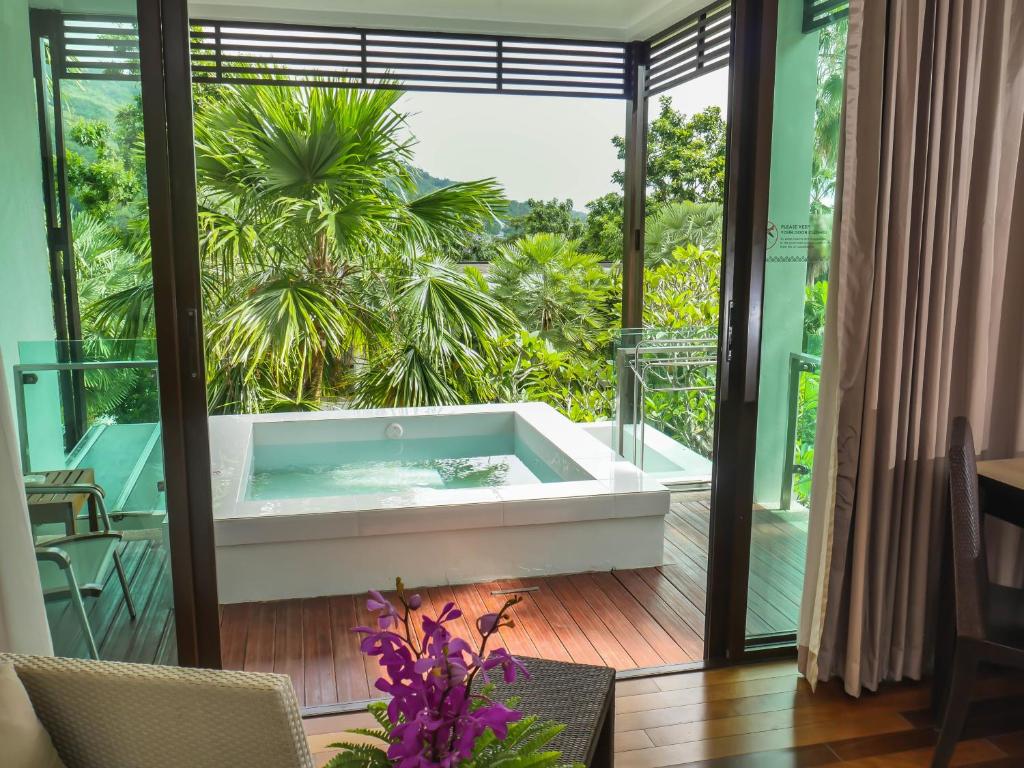 Двухместный (Двухместный номер Делюкс с 1 кроватью и гидромассажной ванной) отеля Wyndham Sea Pearl Resort, Phuket, Пхукет