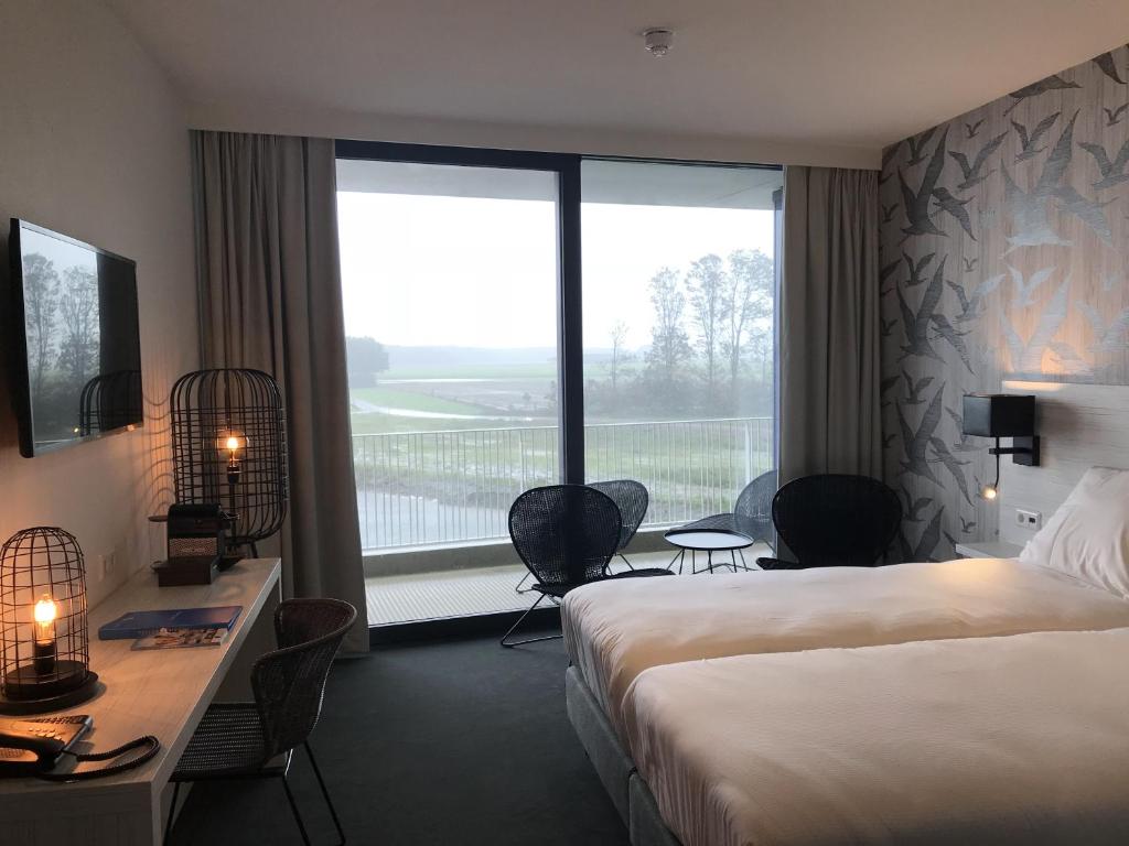 Двухместный (Comfort Double Room with Balcony and Bath) отеля Fletcher Hotel-Restaurant Het Veerse Meer, Берген-оп-Зом
