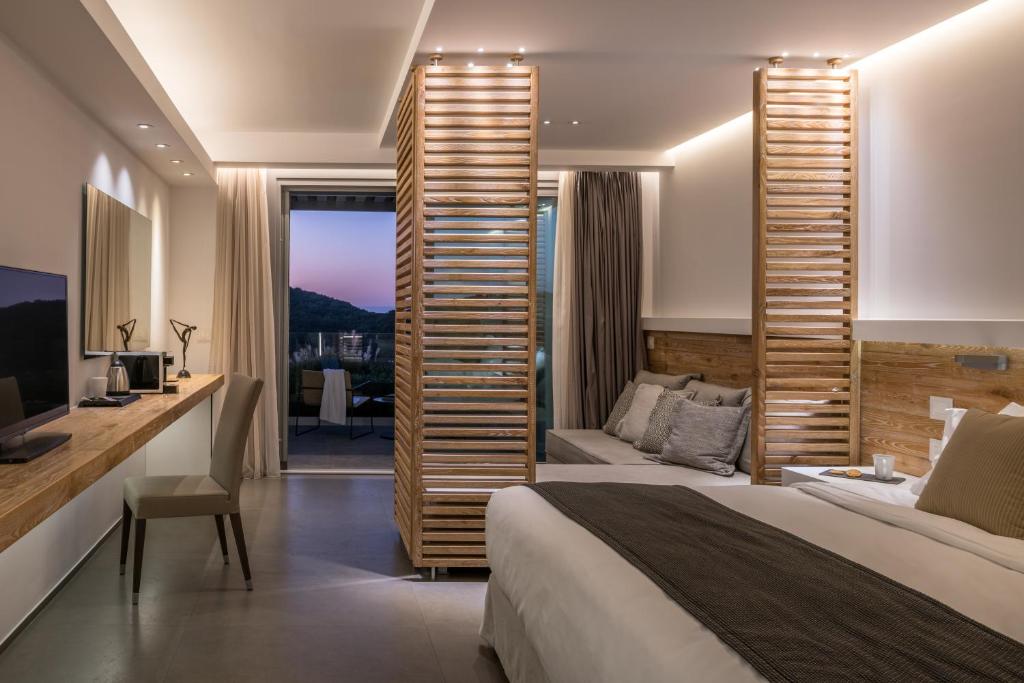 Сьюит (Полулюкс с собственным бассейном) отеля Domotel Agios Nikolaos Suites Resort, Сивота