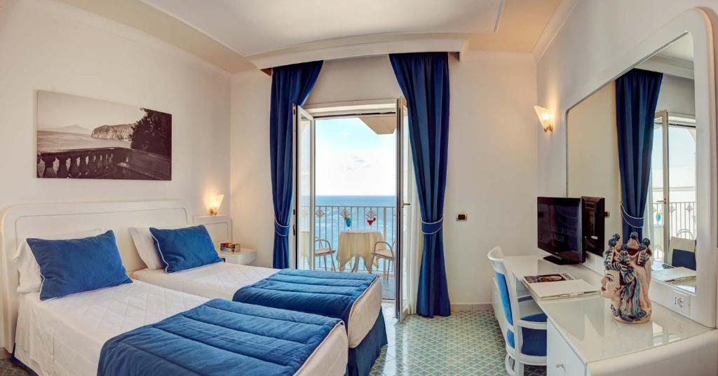 Двухместный (Улучшенный двухместный номер с 1 кроватью или 2 отдельными кроватями) отеля Grand Hotel Riviera, Сорренто