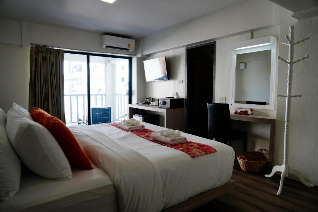 Двухместный (Двухместный номер Делюкс с 1 кроватью и балконом) отеля Wild Orchid, Бангкок