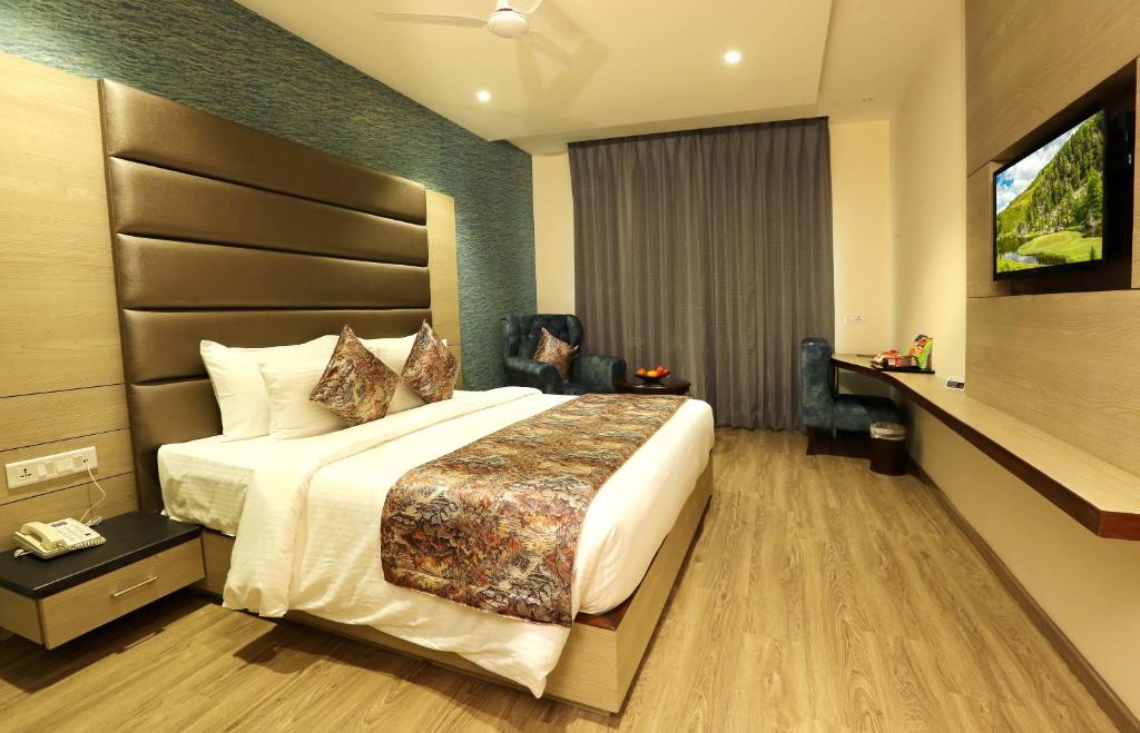 Двухместный (Улучшенный номер с кроватью размера «king-size») отеля Hotel Dara Royale, Амритсар