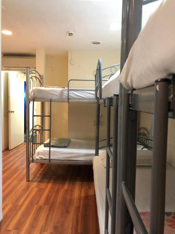 Номер (Кровать в общем 8-местном номере для мужчин и женщин) хостела Kawan Hostel, Сингапур (город)