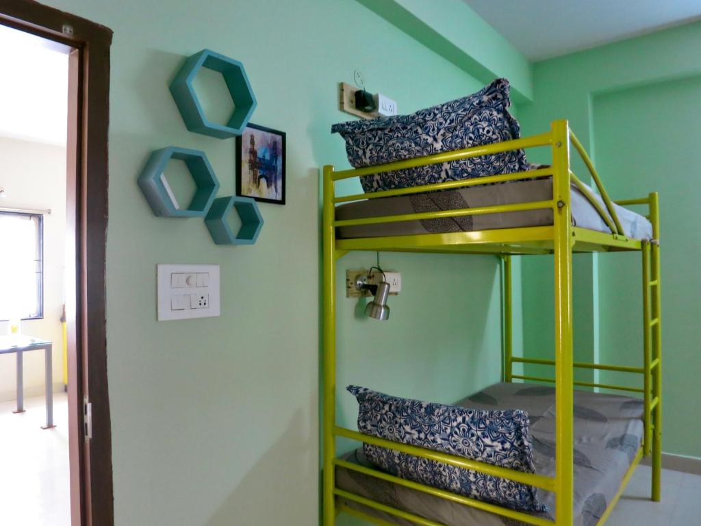 Номер (Кровать в общем 6-местном номере для мужчин и женщин) хостела Beehive Hostel, Хайдарабад