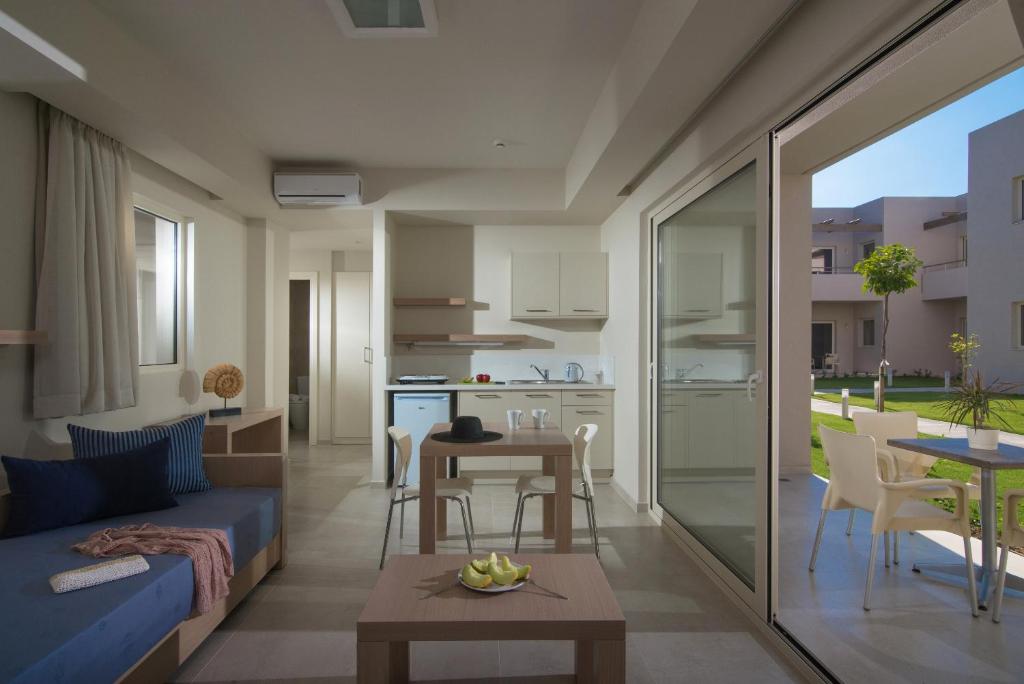 Апартаменты (Улучшенные апартаменты) апарт-отеля Ourania Apartments, Гувия