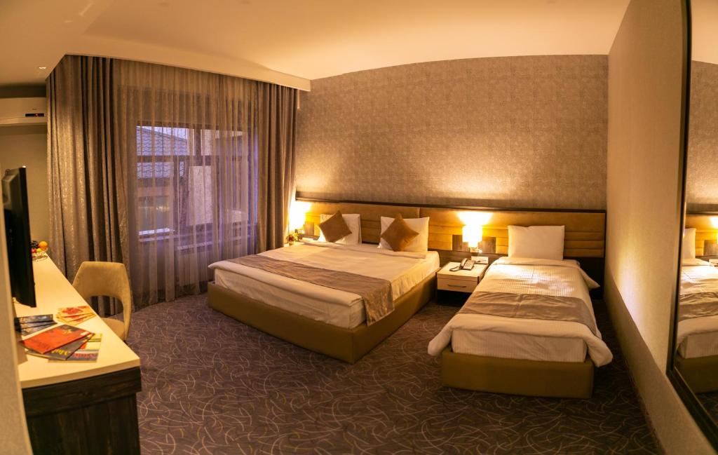 Трехместный (Стандартный трехместный номер) отеля Parkway Inn Hotel & Spa, Баку