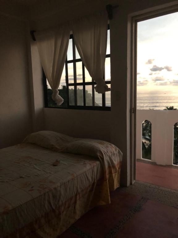 Семейный (Семейный номер с видом на море) хостела La Coral Beach House, Пуэрто-Эскондидо