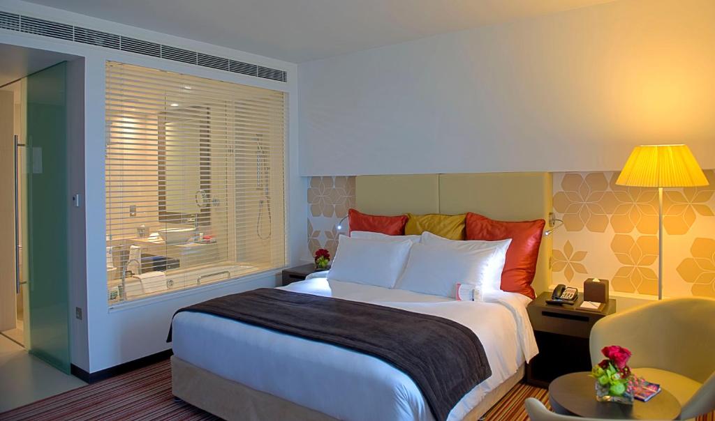 Трехместный (Стандартный номер с кроватью размера «king-size», доступом в лаундж и видом на город) отеля Crowne Plaza Yas Island, Абу-Даби