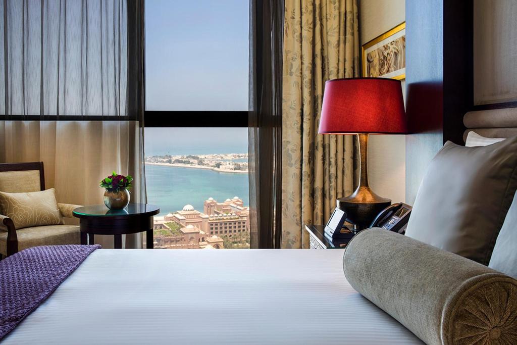 Двухместный (Двухместный номер Делюкс с 2 отдельными кроватями и видом на дворец) отеля Bab Al Qasr Hotel, Абу-Даби