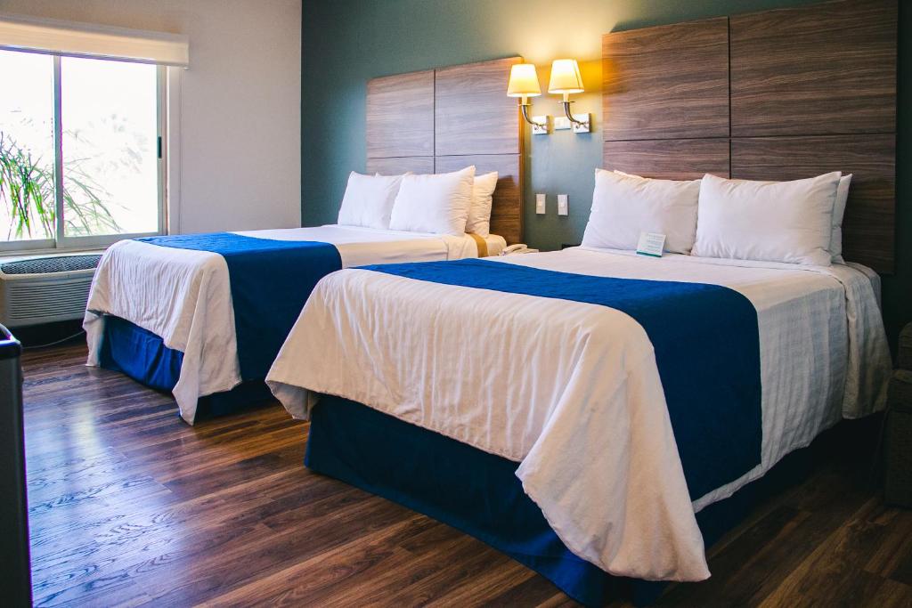 Трехместный (Executive Room with 2 Double Beds - Non Smoking) отеля Best Western Cumbres Aeropuerto, Чиуауа