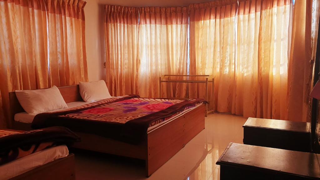 Трехместный (Трехместный номер с основными удобствами и общей ванной комнатой) отеля Oviya Guest, Нувара-Элия