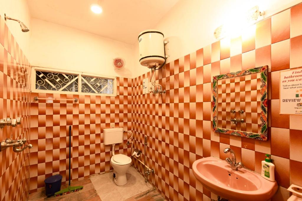 Двухместный (Double Room with Private Bathroom - 3 Hours Early Check-in or Late Check out, Working Space, High Speed Wi-Fi) хостела goStops Varanasi (Stops Hostel Varanasi), Варанаси