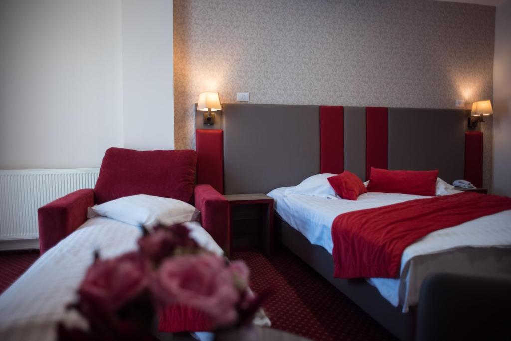 Двухместный (Двухместный номер с 1 кроватью или 2 отдельными кроватями и дополнительной кроватью) отеля Hotel Marea Neagra, Синая